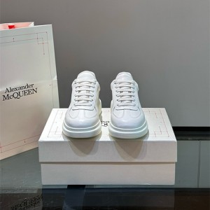 알렉산더맥퀸 남여공용 스니커즈 M13513-1 2024/신상