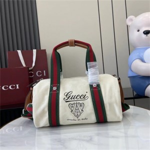 구찌 프린트 캔버스 스몰 더플백 816865 2025/신상
